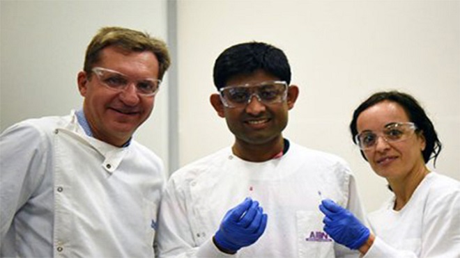 Giáo sư Matt Trau, Tiến sĩ Abu Sina và bác sĩ Laura Carrascosa (từ trái sang). Ảnh: Đại học Queensland