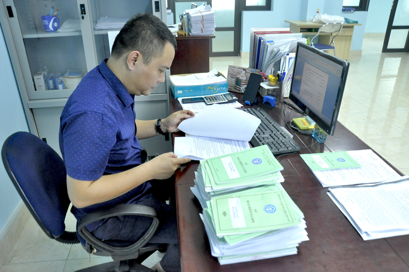 Cán bộ Trung tâm dịch vụ việc làm tỉnh rà soát hồ sơ xin hưởng BHTN của người lao động để chuyển sang BHXH.