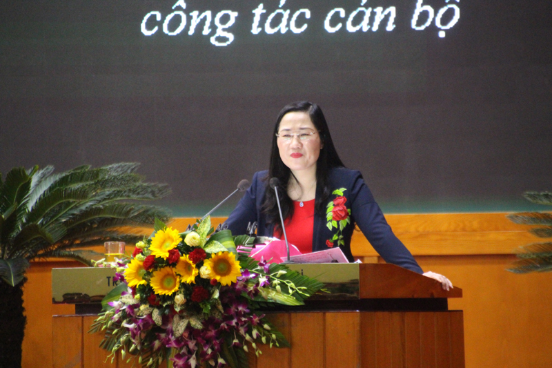 Đồng chí Nguyễn Thị Thủy, Ủy viên thường trực Ủy ban Tư pháp của Quốc hội phổ biến một số văn bản pháp luật tại hội nghị