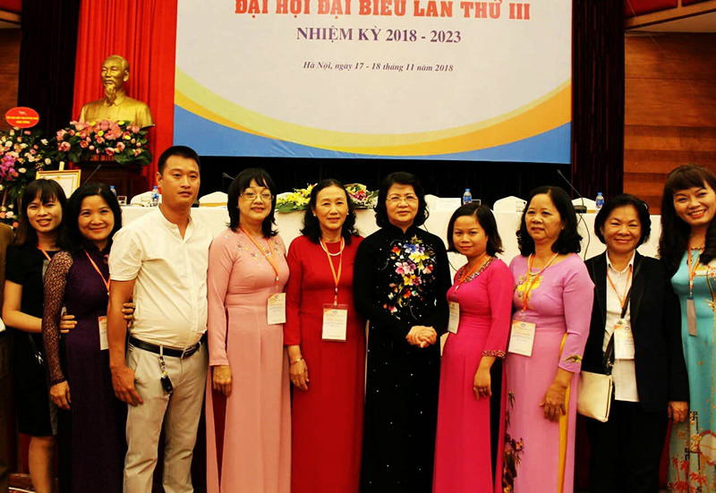 Chị Lã Thị Liên (thứ 4, từ phải sang) vinh dự được đi dự Đại hội biểu dương phụ nữ có công chăm sóc, bảo vệ bà mẹ và trẻ em được tổ chức tháng 11/2018 tại Hà Nội (ảnh nhân vật cung cấp).
