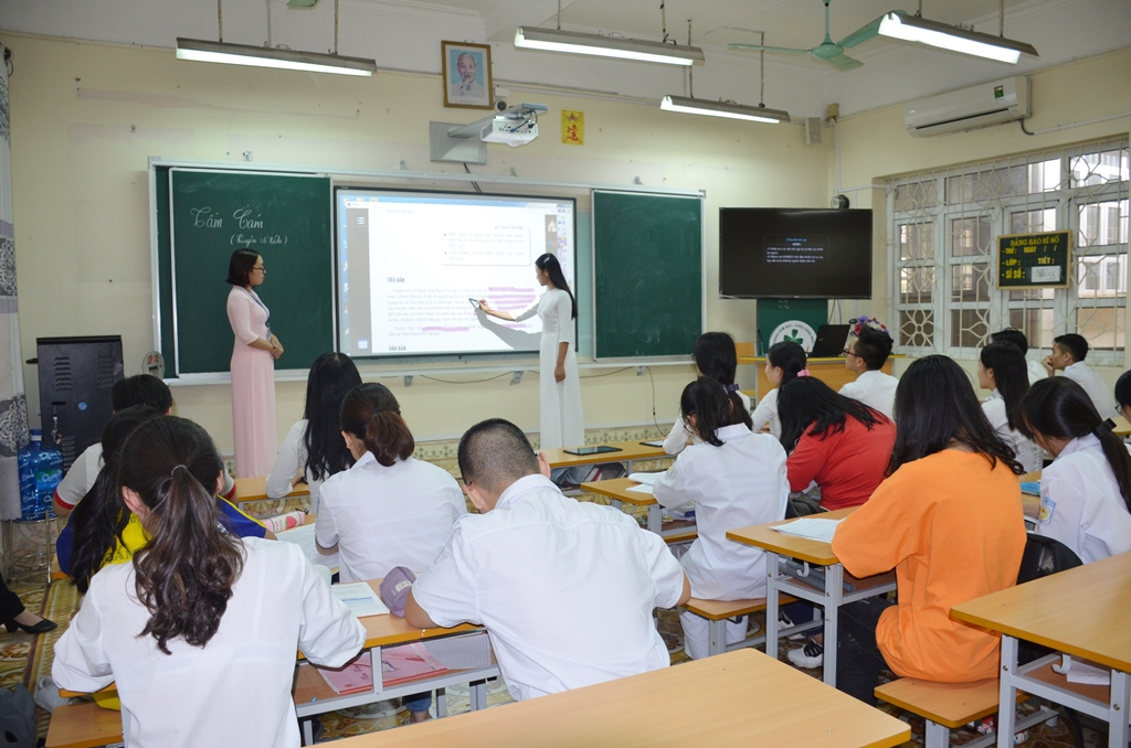 Giờ học ngữ văn với bảng tương tác của học sinh Trường THPT Cẩm Phả.