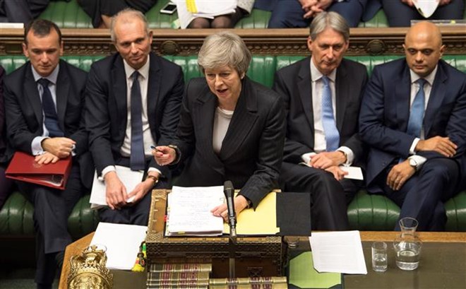 Thủ tướng Anh Theresa May (giữa, phía trước) tại phiên điều trần của Hạ viện ở London ngày 5/12/2018. Ảnh/THX/TTXVN