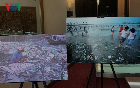 Những bức ảnh lột tả tình trạng rác thải đổ ra biển tại Việt Nam, được trưng bày tại  Hội thảo Quốc tế tham vấn xây dựng kế hoạch hành động quốc gia của Việt Nam về quản lý rác thải nhựa đại dương.