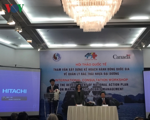 Đại sứ Canada tại Việt Nam Deborah Paul và Bộ trưởng Tài Nguyên và Môi trường Trần Hồng Hà (ngoài cùng bên phải), chủ trì hội thảo.