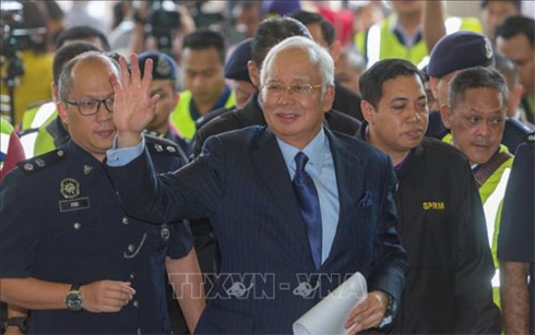 Cựu Thủ tướng Malaysia Najib Razak (giữa) tới tòa án tại Kuala Lumpur ngày 20/9/2018. Ảnh: THX/ TTXVN.