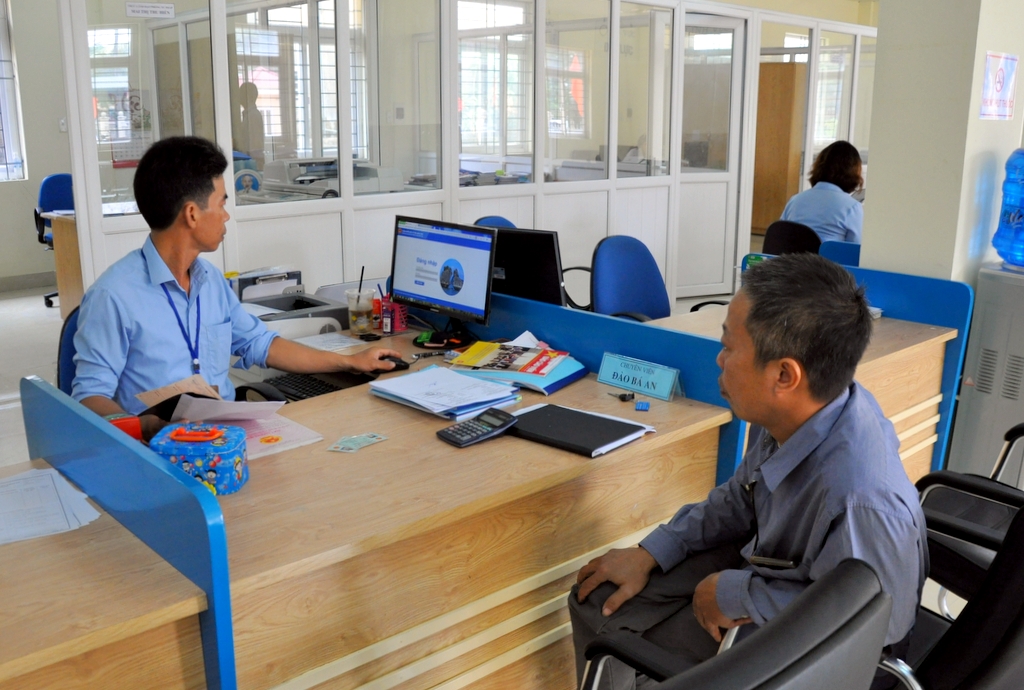 Cán bộ Trung tâm Hành chính công huyện Hoành Bồ tác nghiệp trên hệ thống máy tính có liên kết với sơ sở dữ liệu của giải quyết thủ tục hành chính cho người dân.