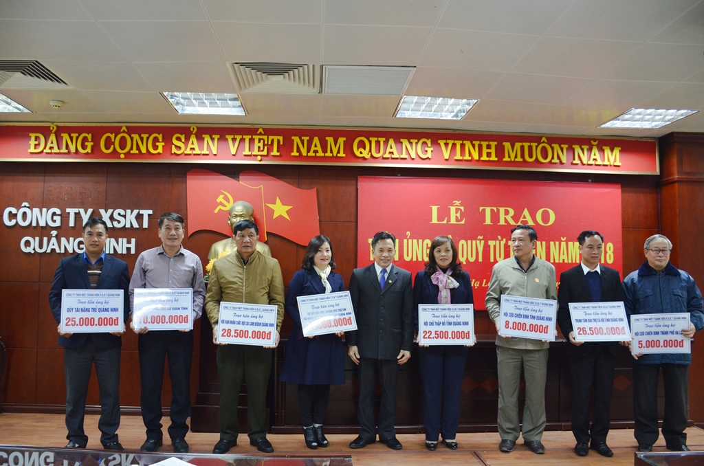 Công ty Xổ số kiến thiết Quảng Ninh trao 160 triệu đồng cho các quỹ từ thiện tỉnh 