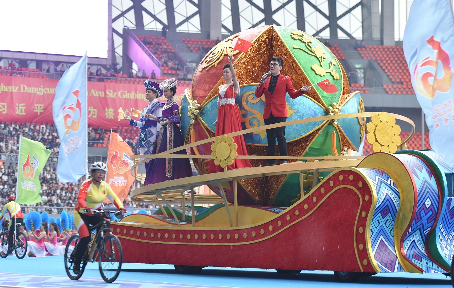 Xe diễu hành được trang trí với chủ đề quả tú cầu Quảng Tây. 