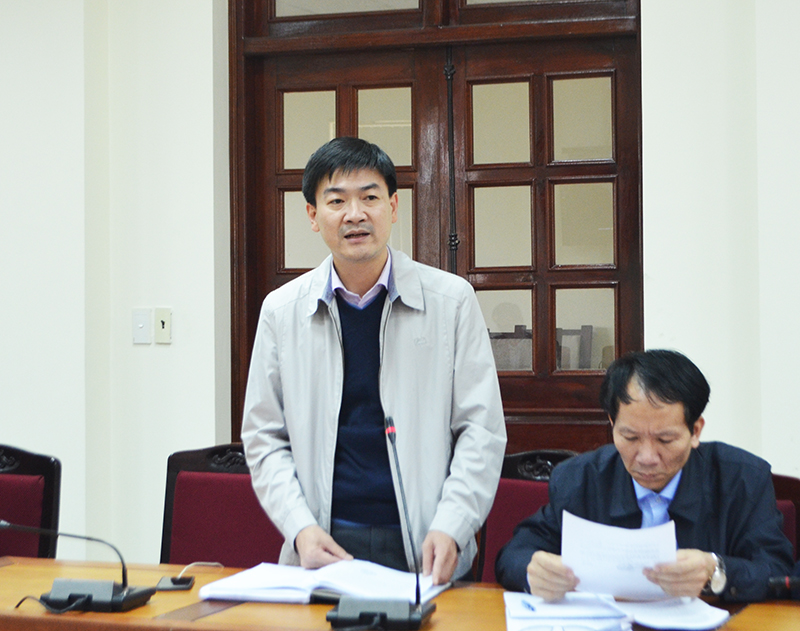 Đại diện UBND TP Móng Cái báo cáo vụ việc tại cuộc họp