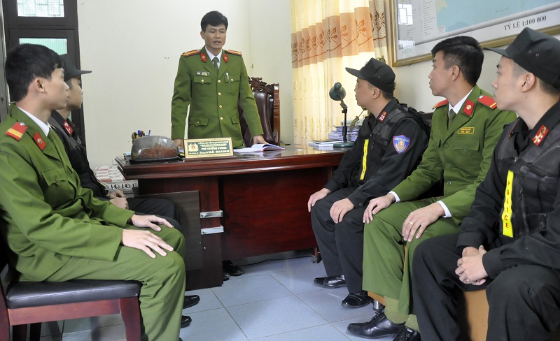 Trung tá Hà Giang (đứng) cùng CBCS đơn vị triển khai công tác đảm bảo ANTT tại địa phương.