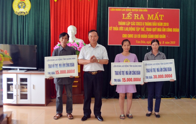 Lãnh đạo LĐLĐ tỉnh trao mái ấm công đoàn cho CNLĐ nghèo tại huyện Vân Đồn nhân dịp tháng công nhân năm 2018.