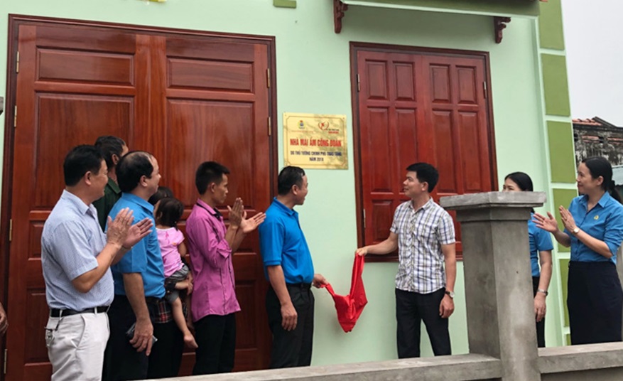 Lãnh đạo LĐLĐ tỉnh và đại diện Báo Lao động bài giao nhà mái ấm công đoàn cho anh Nguyễn Văn Nguyên tại xã Điền Công (TP Uông Bí)