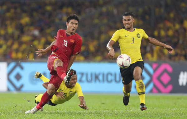 Nền tảng thể lực còn tốt của Đức Chinh giúp cầu thủ này khoét vào khoảng trống hàng thủ Malaysia nhưng thiếu may mắn để có bàn thắng. Ảnh: Đức Đồng.