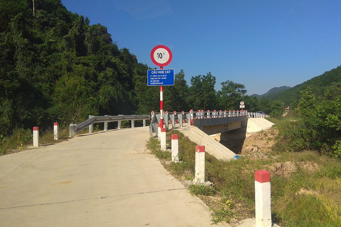 Cầu Khe Cát (thôn Khe Cát, xã Tân Dân) được hoàn thành đã phục vụ tốt nhu cầu đi lại của người dân.