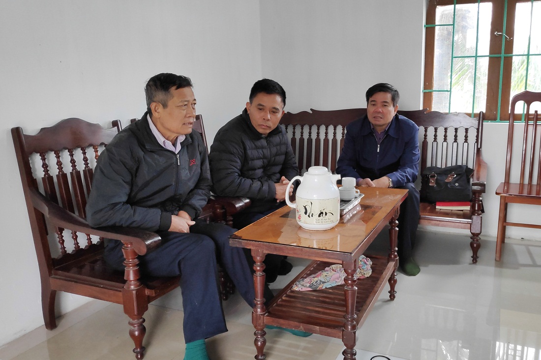 Ông Bùi Quang Hưng (ngoài cùng, bên trái) thường xuyên trực tiếp đến các gia đình để nắm ý kiến, phản ánh của người dân.