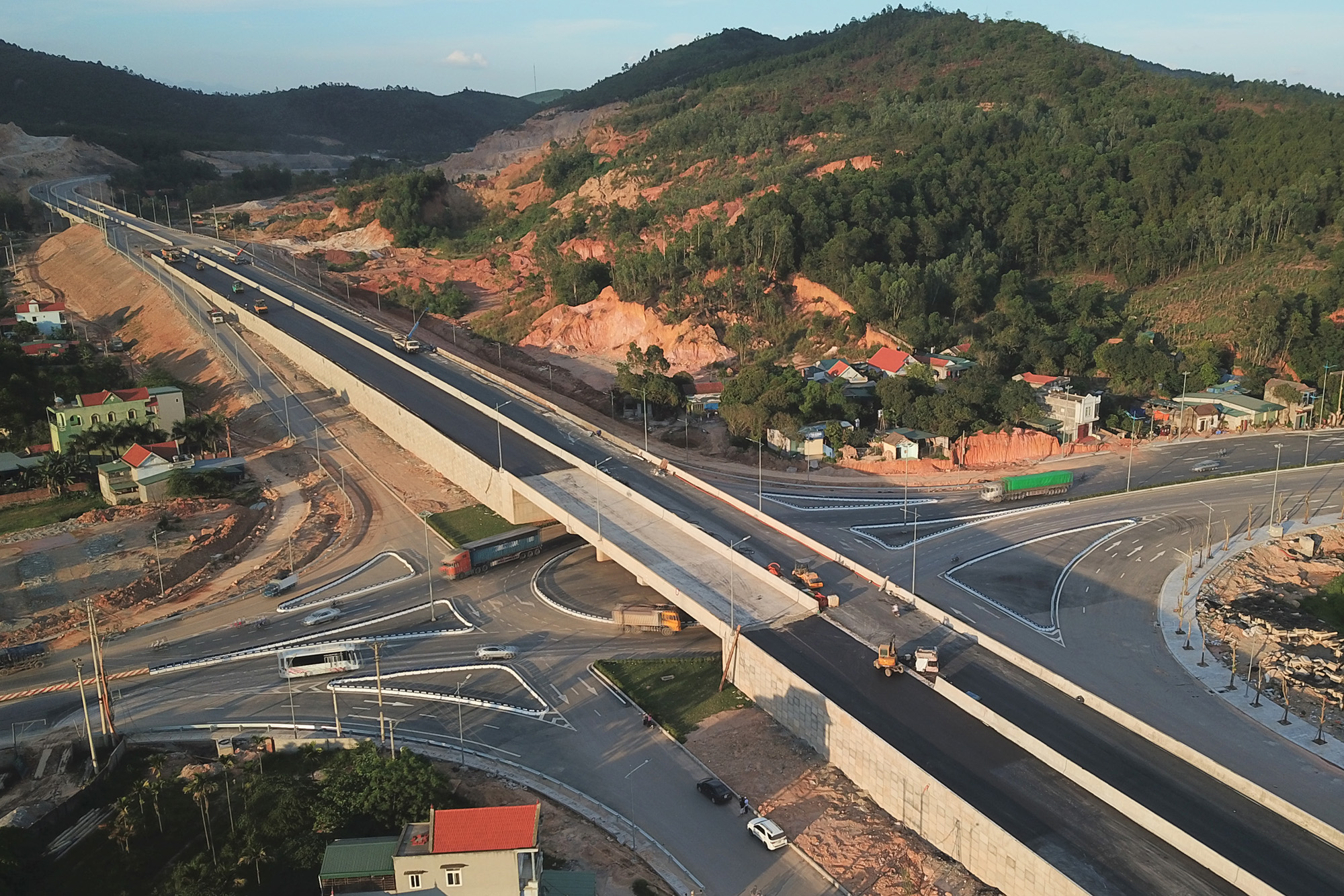 Dự án cao tốc Hạ Long - Vân Đồn  được thực hiện theo hình thức đối tác “công - tư”, dự kiến sẽ đi vào hoạt động trong năm 2018