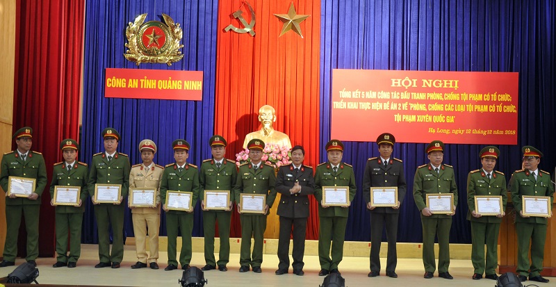 Đại tá Đỗ Văn Lực, Giám đốc Công an tỉnh tặng giấy khen của Công an tỉnh cho các tập thể.