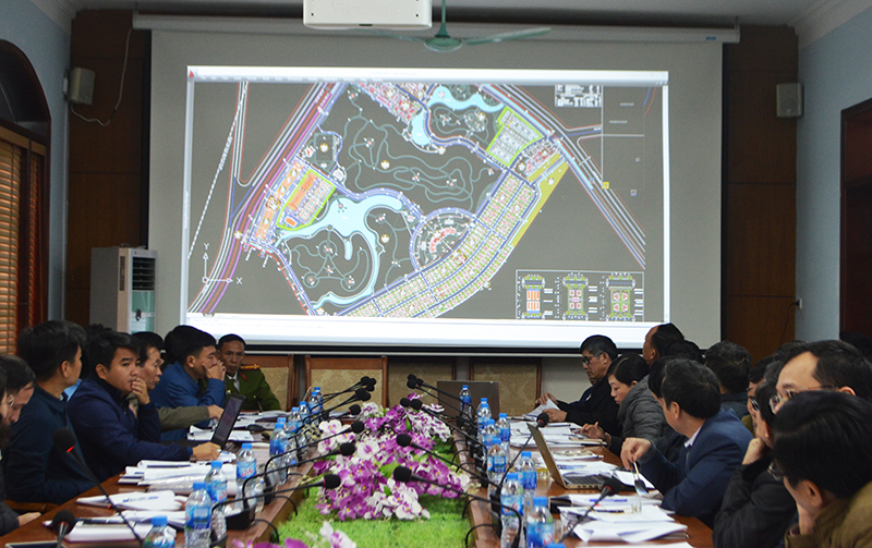 Các đại biểu nghiên cứu Quy hoạch khu tái định cư xã Đoàn Kết, huyện Vân Đồn