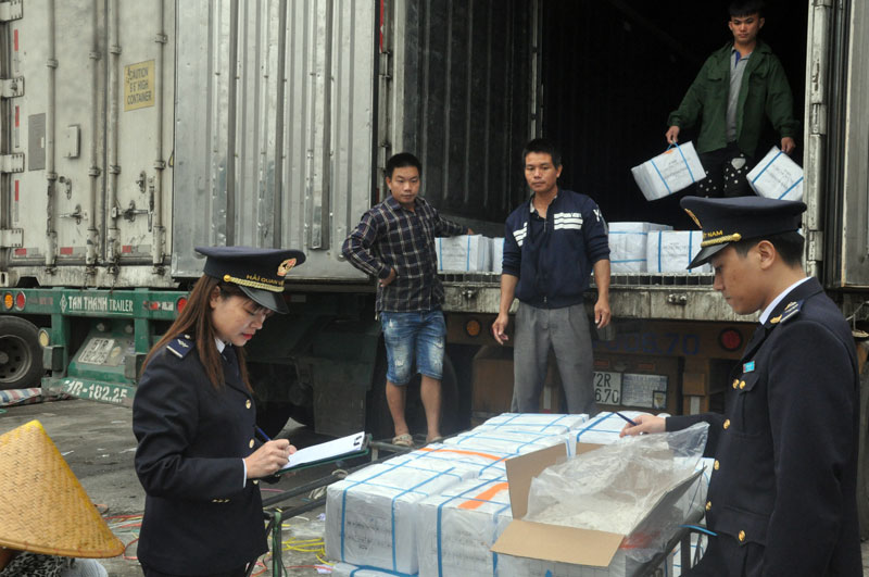  Chi cục Hải quan Cửa khẩu Bắc Phong Sinh (Hải Hà) kiểm tra hàng hóa XNK tại khu vực Cửa khẩu Bắc Phong Sinh. 