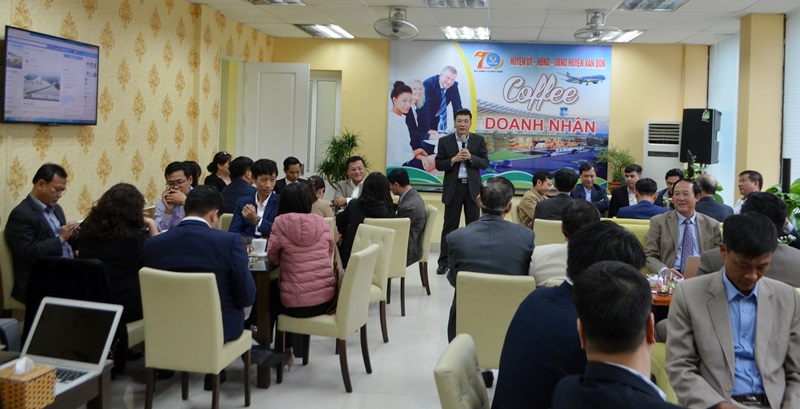 Lãnh đạo huyện Vân Đồn công bố, giới thiệu trang Fanpage DDCI Vân Đồn đến doanh nghiệp trong chương trình cà phê doanh nhân.