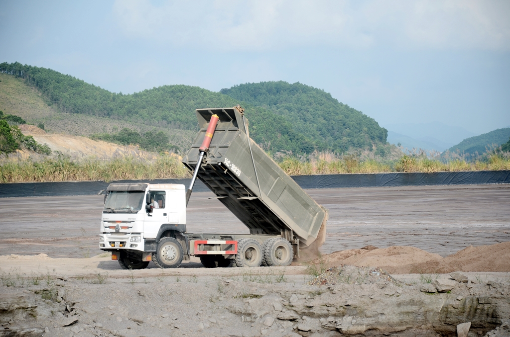 Taapk kết to xỉ tại bãi chứa số 1 (phường Mông Dương).