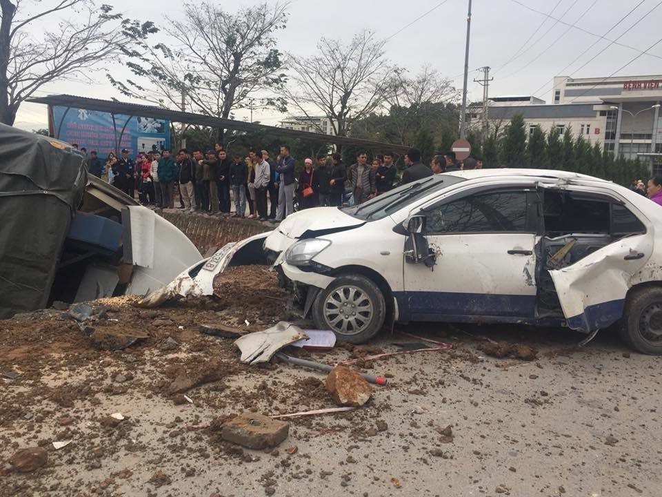 Hiện trường vụ tai nạn xảy ra ngày 10/12/2018, trên quốc lộ 18 (đoạn qua phường Đại Yên, thành phố Hạ Long, Quảng Ninh). Ảnh: TTXVN phát