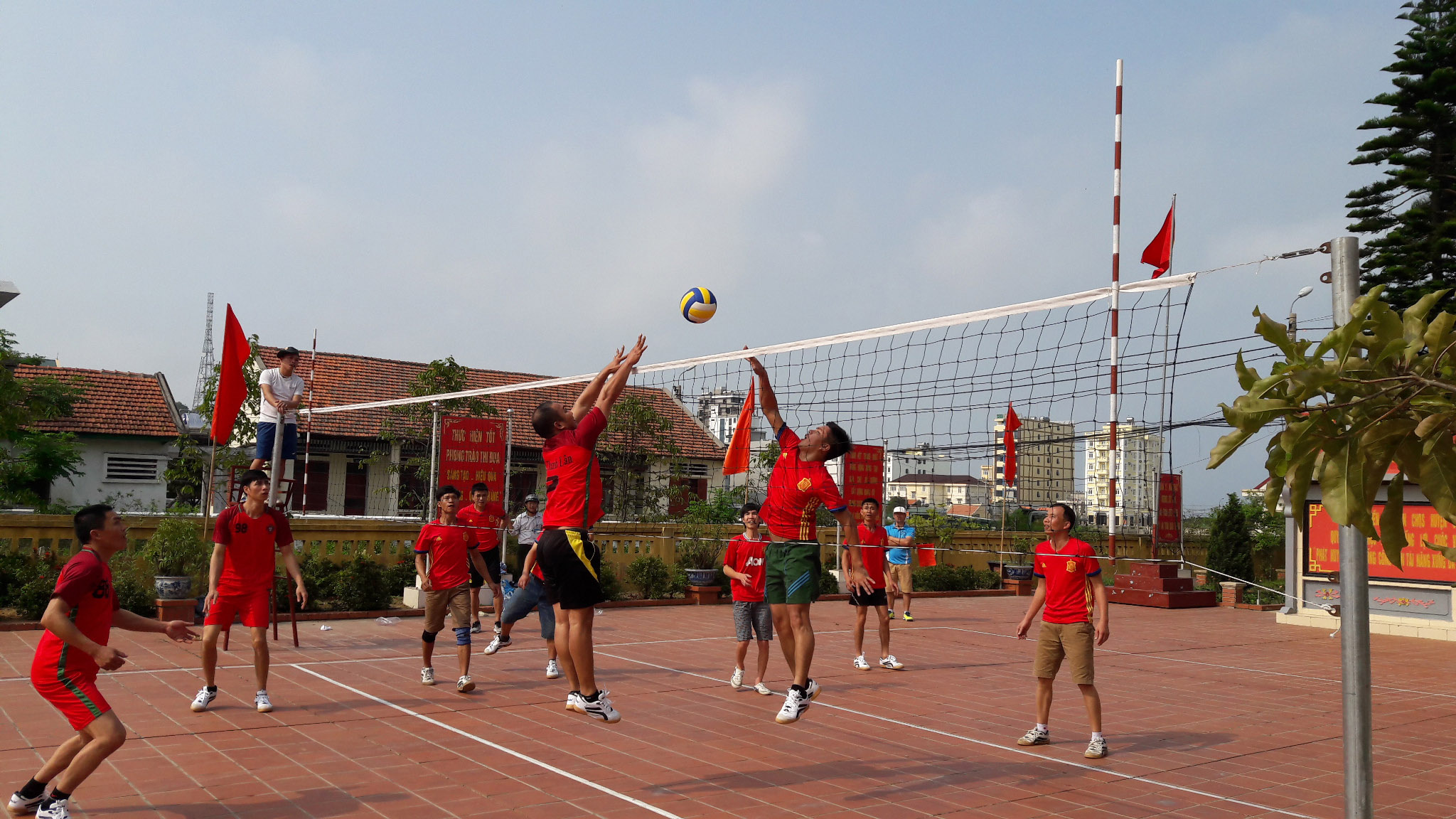 Thi đấu bóng chuyền  giữa xã Thanh Lân với thị trấn Cô Tô tại Tuần Văn hóa Thể thao và du lịch huyện Cô Tô năm 2018.