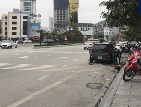 Tình trạng sử dụng lòng đường để sửa chữa ô tô trên tuyến phố Lê Thánh Tông đã tồn tại từ nhiều năm nay nhưng TP Hạ Long vẫn không giải quyết dứt điểm gây mất ATGT cho người và phương tiện khi đi qua đây 