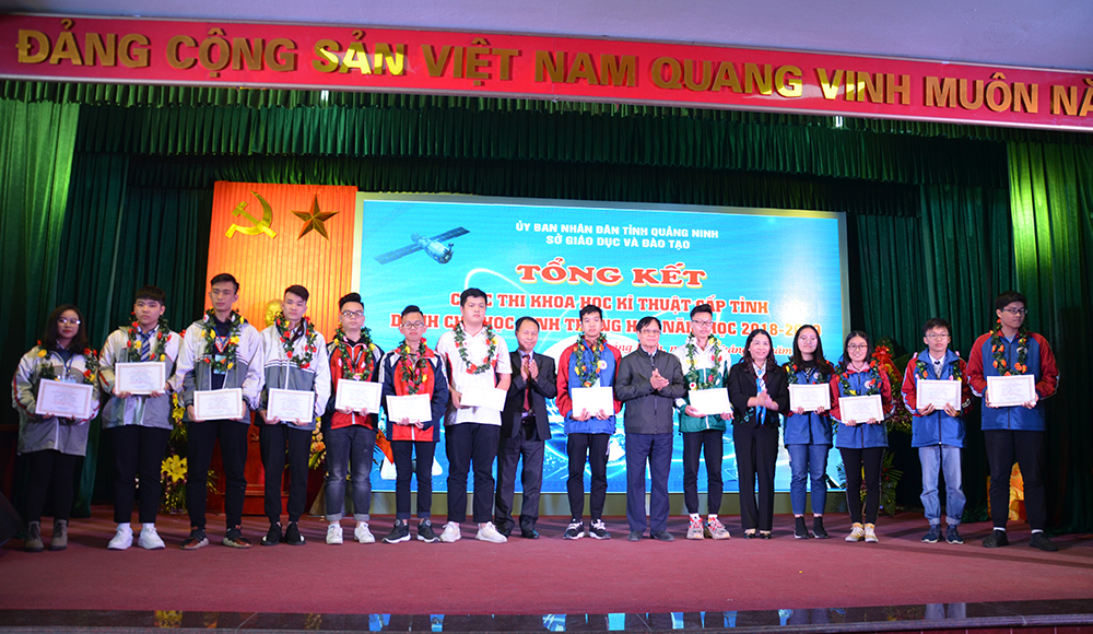 Ban tổ chức trao giải nhất cho các học sinh tham gia Cuộc thi.