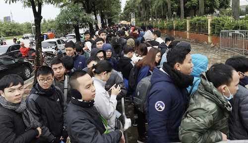 Người hâm mộ chờ nhận vé mua online trước cửa trụ sở VFF sáng 13/12. Ảnh: Ngọc Thành