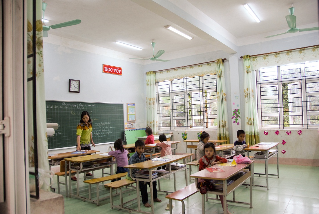 Điểm trường Lồng Coọc (bản Lý Quáng, xã Quảng Sơn) đã sáng ánh đèn kể từ khi có điện lưới về bản, đảm bảo điều kiện lớp học cho các học sinh.