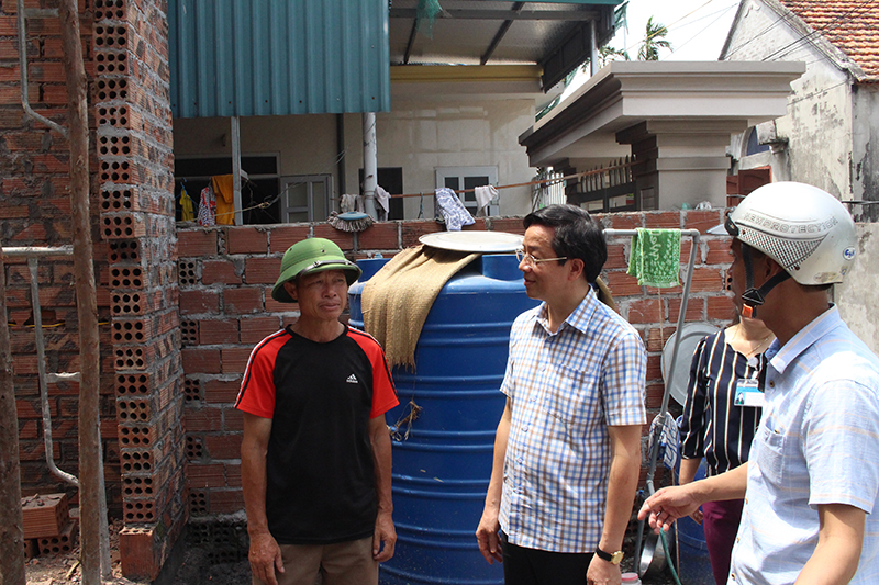 Đồng chí Nguyễn Văn Hồi – Bí thư Thị ủy Quảng Yên (ở giữa) kiểm tra công tác xây dựng nhà ở cho hộ gia đình nghèo ở phường Phong Cốc