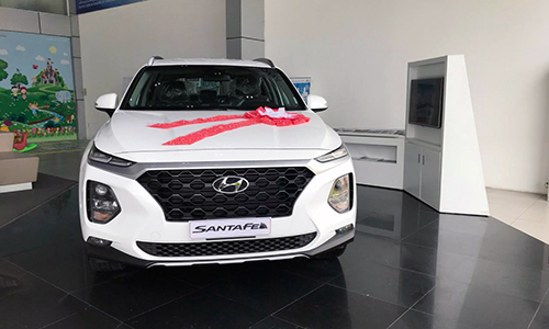 Hyundai Santa Fe 2019 trưng bày tại một đại lý ở Hà Nội. Ảnh: Ngọc Tuấn. 