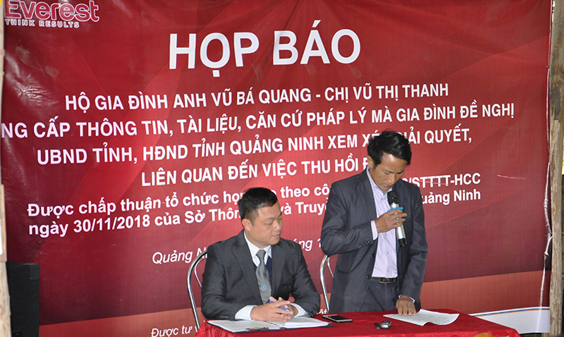 Ông Vũ Bá Quý (được sự ủy quyền từ con trai Vũ Bá Quang) và ông Phạm Ngọc Minh, luật sư Công ty TNHH Luật Everest, chủ trì họp báo.