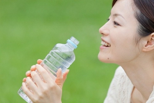 Phải thường xuyên bổ sung nước uống đầy đủ cho cơ thể hàng ngày để giữ ẩm cho da, đẩy lùi quá trình lão hóa.