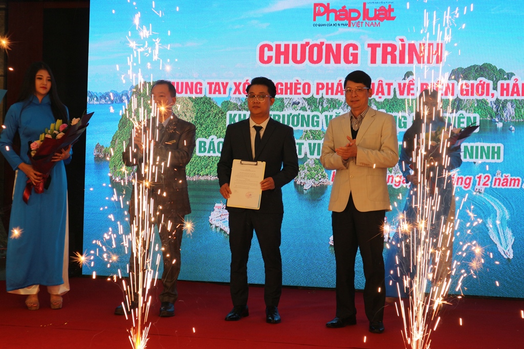 Ông Nguyễn Huy Thiện (ở giữa) nhận Quyết định làm Trưởng đại diện Báo PLVN tại Quảng Ninh