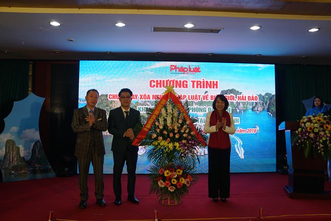 Đồng chí Vũ Thị Thu Thủy, Phó Chủ tịch UBND tỉnh Quảng Ninh tặng hoa chúc mừng Báo PLVN