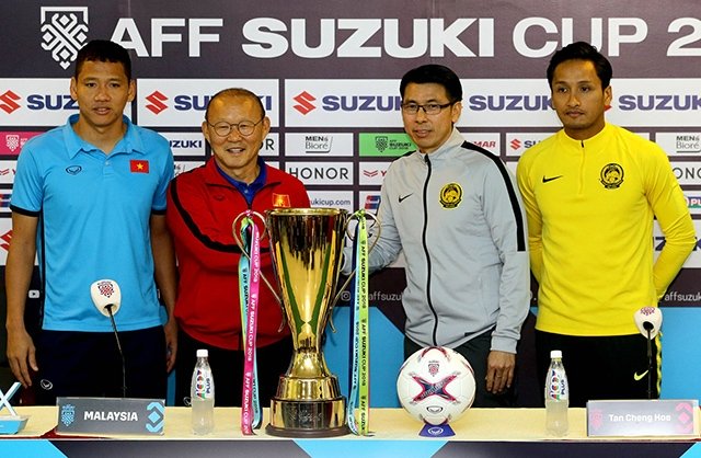 HLV và cầu thủ hai đội tại buổi họp báo trước trận chung kết lượt về AFF Cup 2018.