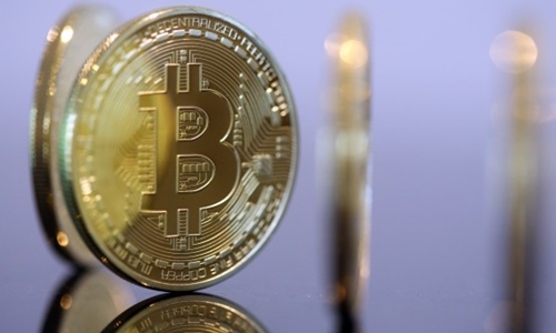 Những đồng xu mô phỏng Bitcoin được trưng bày. Ảnh: Reuters