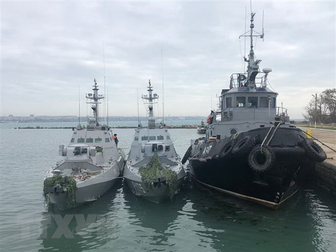 Ba tàu hải quân Ukraine bị lực lượng tuần duyên thuộc Cơ quan An ninh Liên bang Nga (FSB) bắt giữ do xâm phạm lãnh hải Nga ở Eo biển Kerch ngày 25/11/2018. (Nguồn: THX/TTXVN)