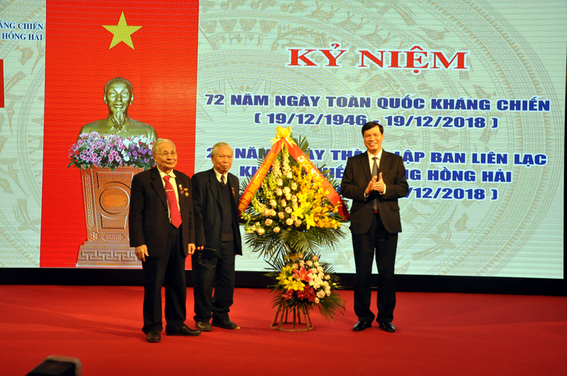 Đồng chí Nguyễn Đức Long, Phó Bí thư Tỉnh uỷ, Chủ tịch UBND tỉnh tặng hoa chúc mừng Ban Liên lạc
