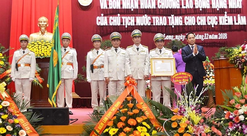 Tại hội nghị, thừa ủy quyền của Chủ tịch Nước Cộng hòa XHCN Việt Nam, đồng chí Đặng Huy Hậu, PCT TT UBND tỉnh đã trao tặng Huân chương Lao động hạng Nhất của Chủ tịch nước cho Chi cục Kiểm lâm Quảng Ninh. 