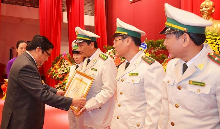 Đồng chí Cao Chí Công, Phó Tổng cục trưởng Cục lâm nghiệp, Bộ NN& PTNT tặng giấy khen cho 4 cá nhân 