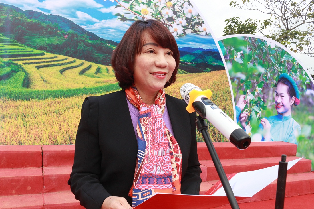 Đồng chí Vũ Thị Thu Thủy, Phó Chủ tịch UBND tỉnh, phát biểu khai mạc Hội hoa Sở Bình Liêu năm 2018.