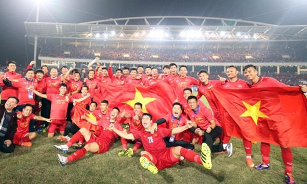 Cầu thủ Việt Nam diện đồng phục áo đỏ và mang cờ Tổ quốc sau khi lên ngôi vô địch. Ảnh: Lâm Thỏa.