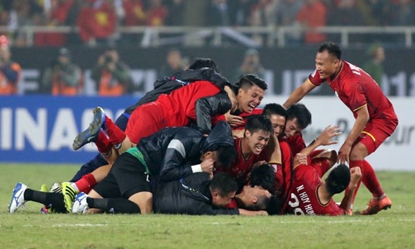 Niềm vui vỡ òa của cầu thủ Việt Nam sau khi vô địch AFF Cup 2018. Ảnh: Lâm Thỏa.