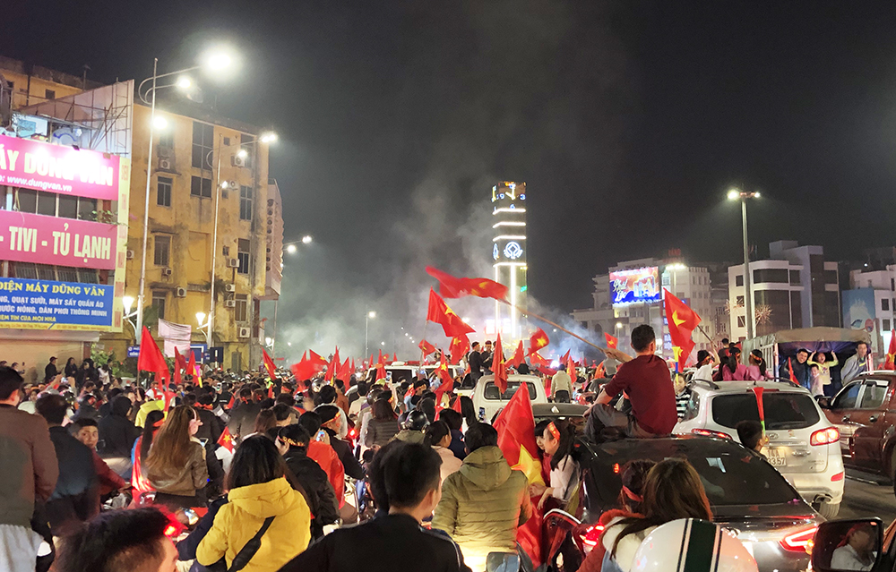 Sau chiến thắng của đội tuyển Việt Nam, hàng nghìn người dân đã đổ xuống khắp các nẻo đường để ăn mừng.