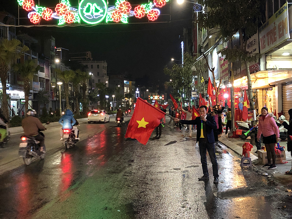 Cùng nhau chia sẻ giây phút vinh quang của đội tuyển Việt Nam bằng sắc đỏ và sự vui mừng phấn khởi của người hâm mộ.