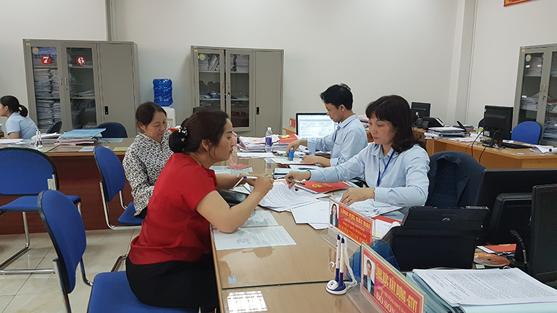 Quảng Ninh đã xây dựng thành công nền hành chính phục vụ (Trong ảnh: hướng dẫn người dân thực hiện thủ tục hành chính tại Trung tâm hành chính công thị xã Đông Triều).  