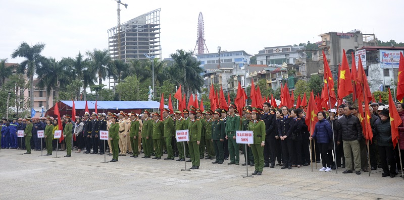 Trên 1.000 can bộ nhân dân và lực lượng vũ trang TP Hạ Long tham ra mít tinh thực hiện đợt cao điểm.